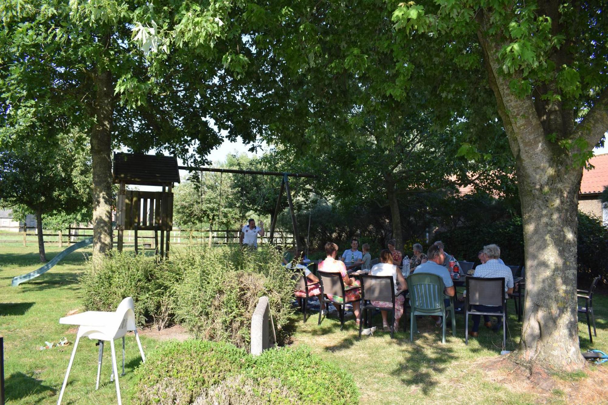 De Meiboom Vakantiehoeve Tot 21 Pers Langemark 外观 照片